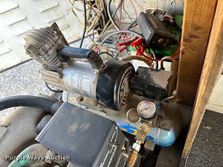 image for item OL9704 1994 Featherlite enclosed cargo trailer