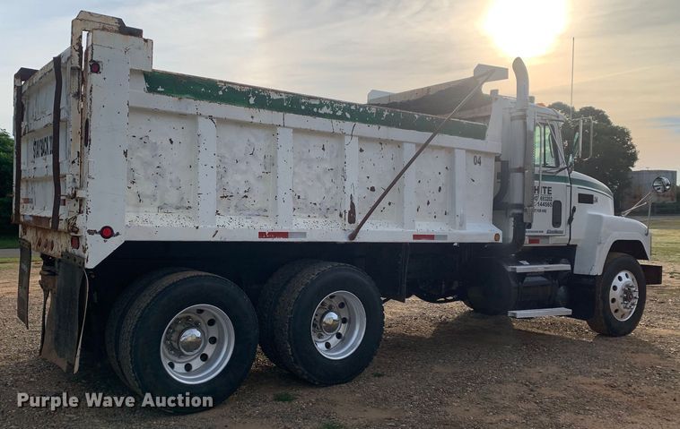 image for item DM7933 2002 Mack  CH613 dump truck