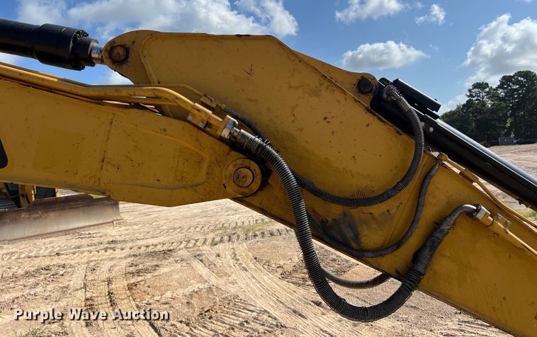 image for item DO2465 2017 Caterpillar 323F L excavator