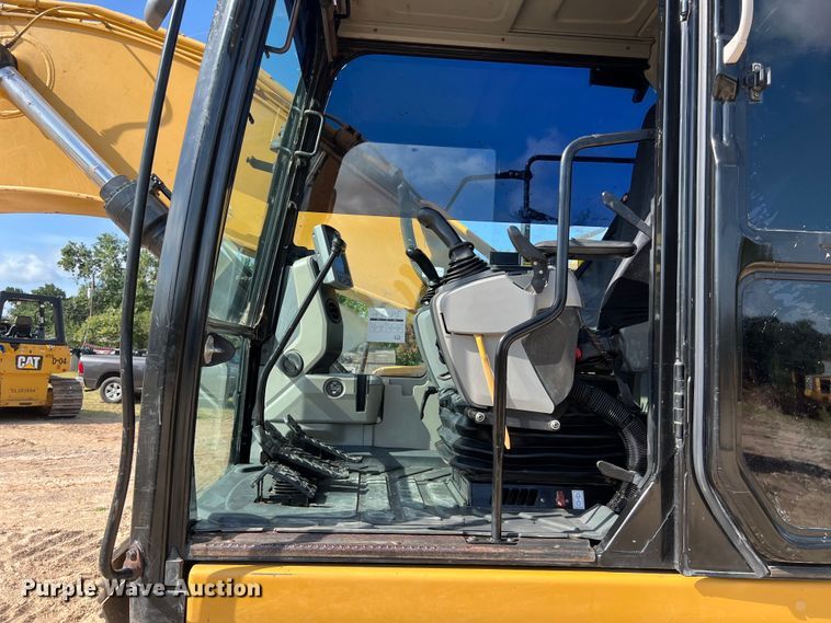 image for item DO2465 2017 Caterpillar 323F L excavator