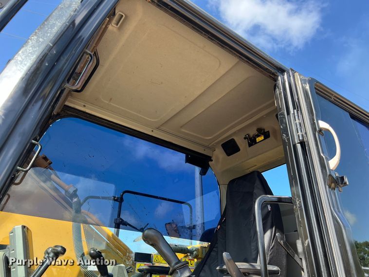 image for item DO2465 2017 Caterpillar 323F L excavator