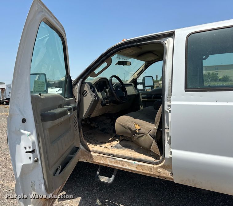 image for item DO6998 2008 Ford F550 Super Duty Crew Cab flatbed truck