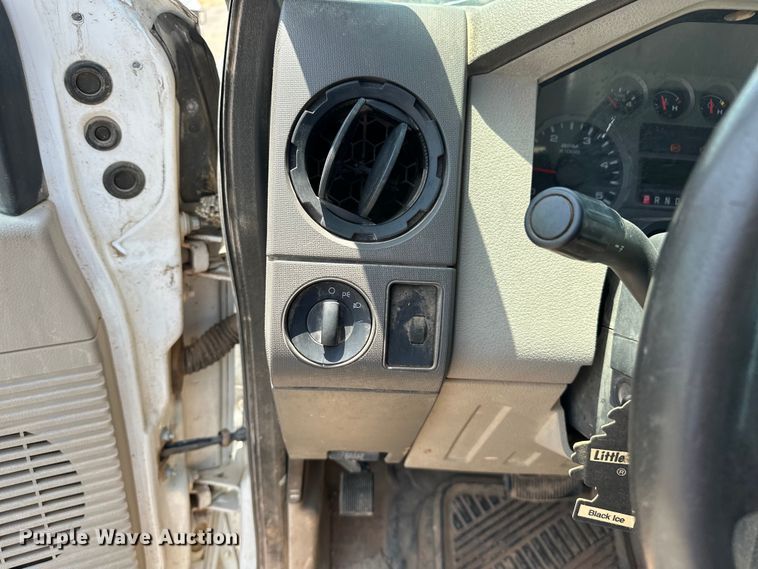 image for item DO6998 2008 Ford F550 Super Duty Crew Cab flatbed truck