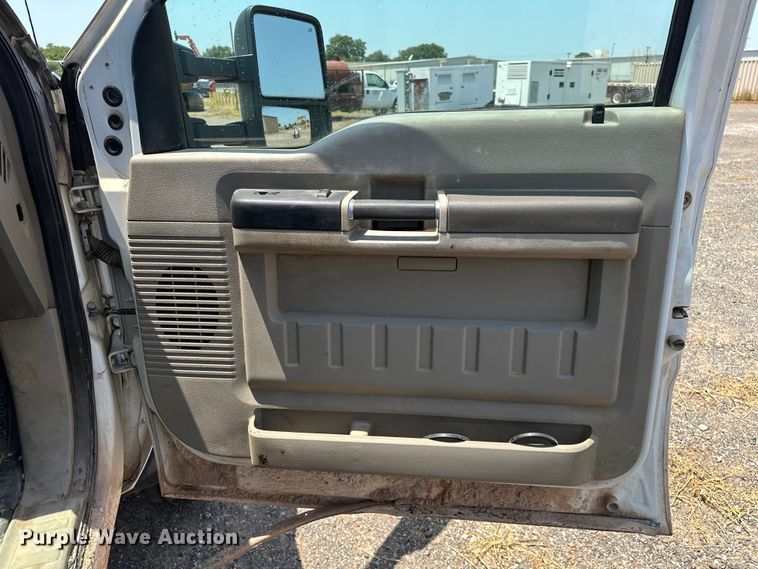 image for item DO6998 2008 Ford F550 Super Duty Crew Cab flatbed truck