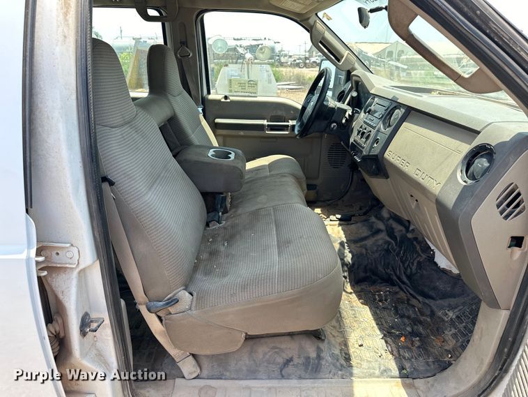 image for item DO6998 2008 Ford F550 Super Duty Crew Cab flatbed truck