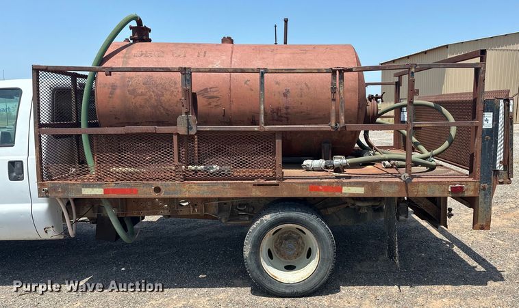 image for item DO7021 1999 Ford F450 Super Duty flatbed truck