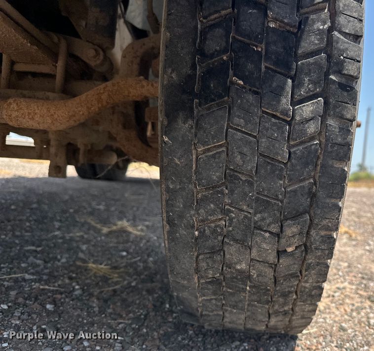 image for item DO7021 1999 Ford F450 Super Duty flatbed truck