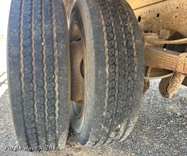 image for item DO7021 1999 Ford F450 Super Duty flatbed truck