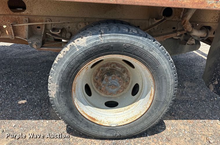 image for item DO7021 1999 Ford F450 Super Duty flatbed truck