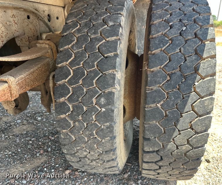 image for item DO7021 1999 Ford F450 Super Duty flatbed truck