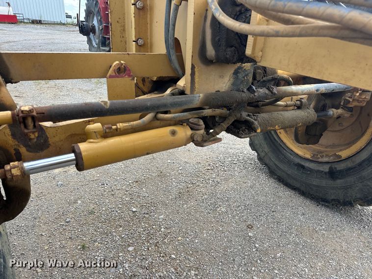 image for item DO7100 1997 Caterpillar  12H motor grader
