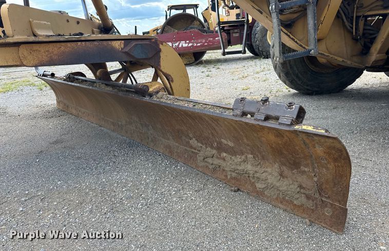 image for item DO7100 1997 Caterpillar  12H motor grader