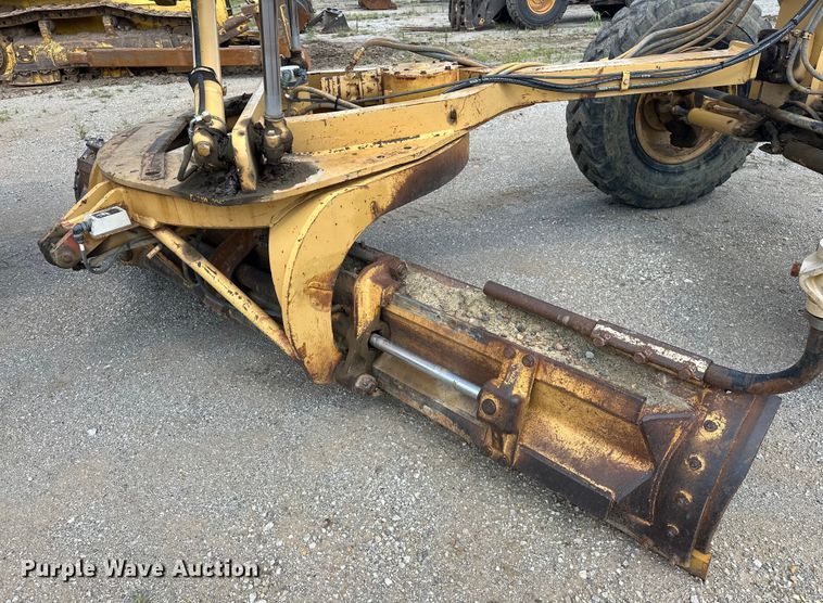 image for item DO7100 1997 Caterpillar  12H motor grader
