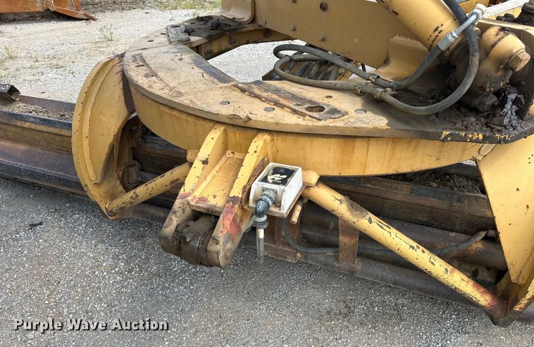 image for item DO7100 1997 Caterpillar  12H motor grader