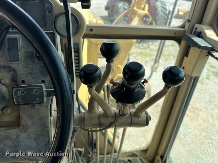 image for item DO7100 1997 Caterpillar  12H motor grader