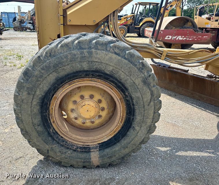 image for item DO7100 1997 Caterpillar  12H motor grader