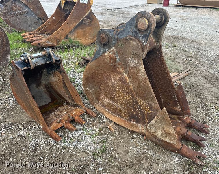image for item DO7121 (2) excavator buckets