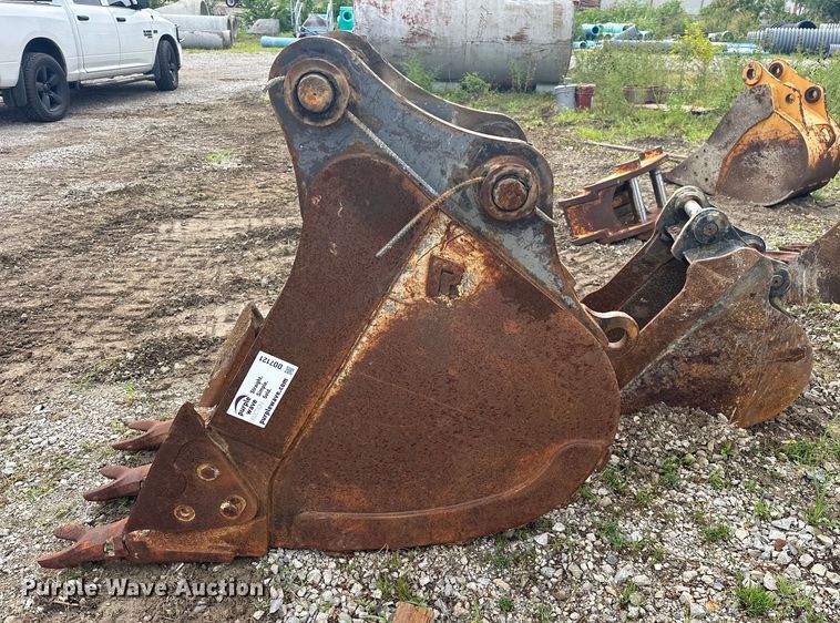 image for item DO7121 (2) excavator buckets