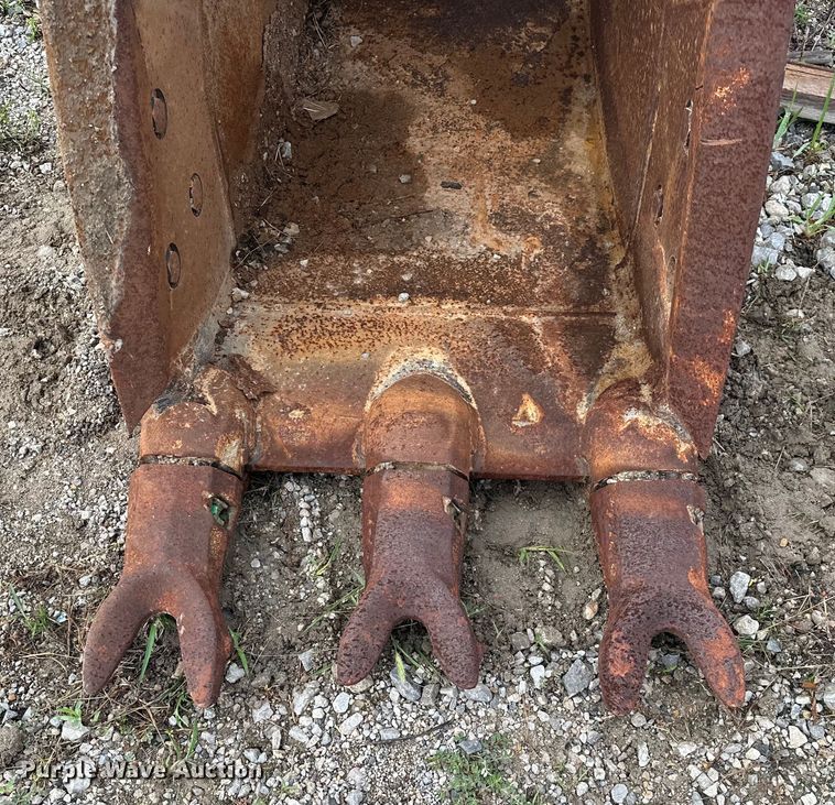 image for item DO7121 (2) excavator buckets