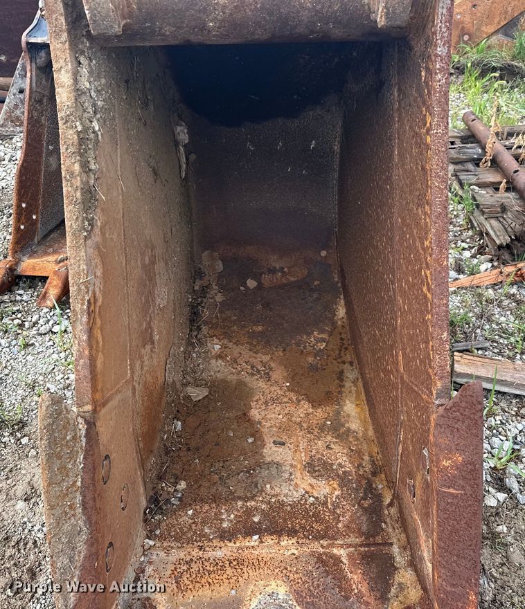 image for item DO7121 (2) excavator buckets