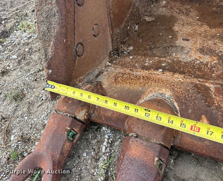 image for item DO7121 (2) excavator buckets