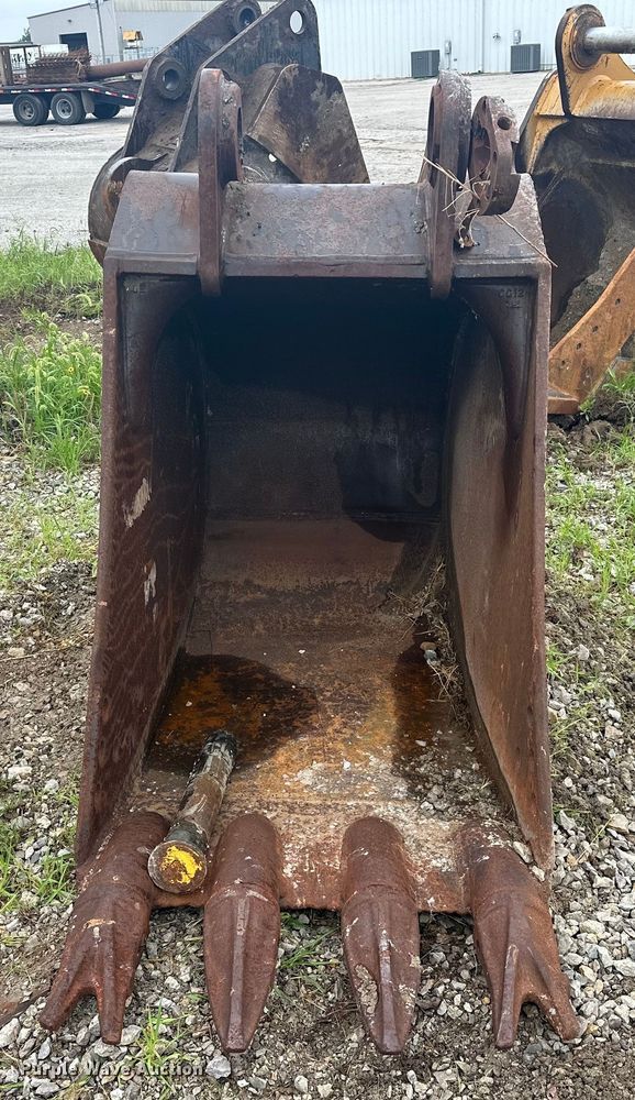 image for item DO7122 Hensley  excavator bucket