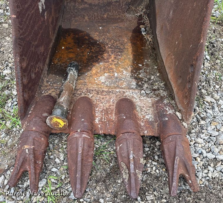 image for item DO7122 Hensley  excavator bucket