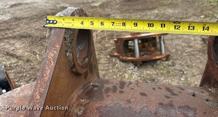 image for item DO7122 Hensley  excavator bucket