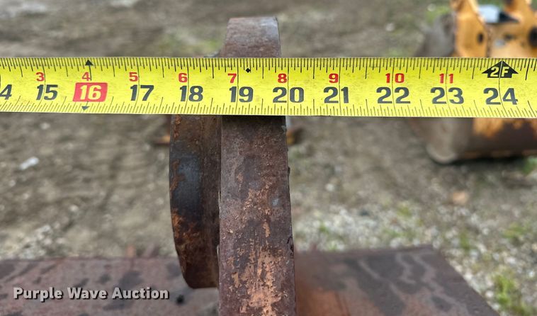 image for item DO7122 Hensley  excavator bucket