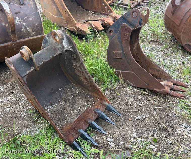 image for item DO7129 (2) Caterpillar excavator buckets