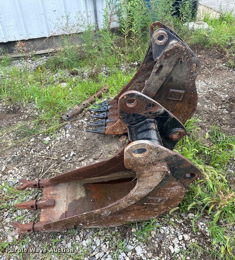 image for item DO7129 (2) Caterpillar excavator buckets