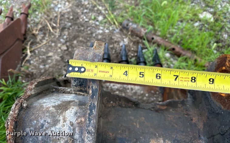 image for item DO7129 (2) Caterpillar excavator buckets