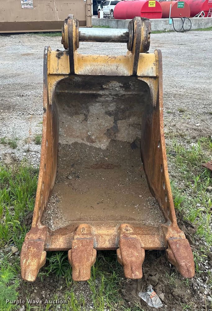image for item DO7137 Caterpillar  396 excavator bucket
