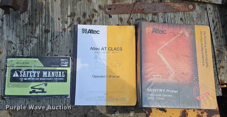 image for item DP1011 Reading U132ADW-T RED bucket truck bed