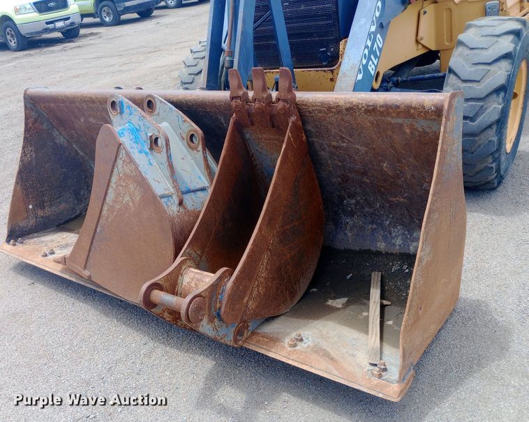 image for item DP1178 2006 Volvo BL70 backhoe