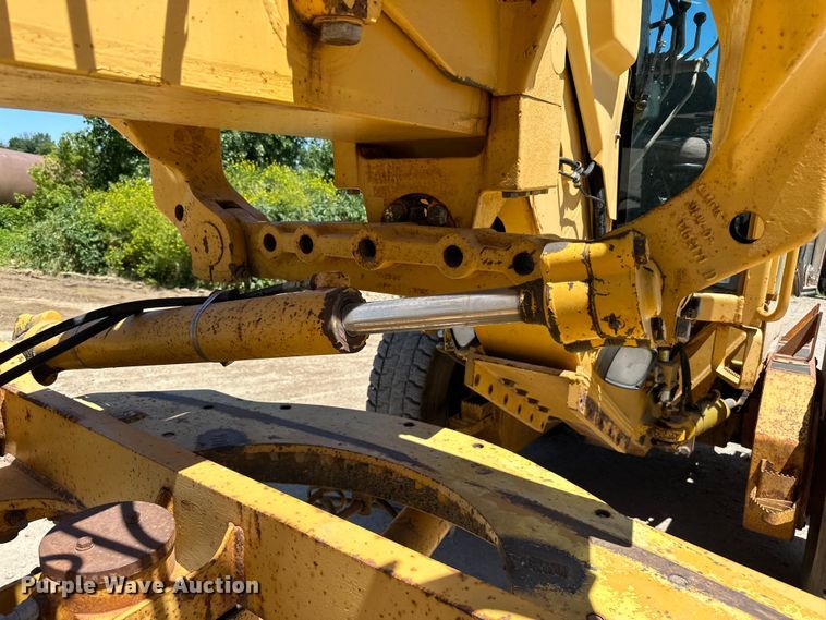 image for item DP8403 1995 John Deere 772BH rigid frame motor grader