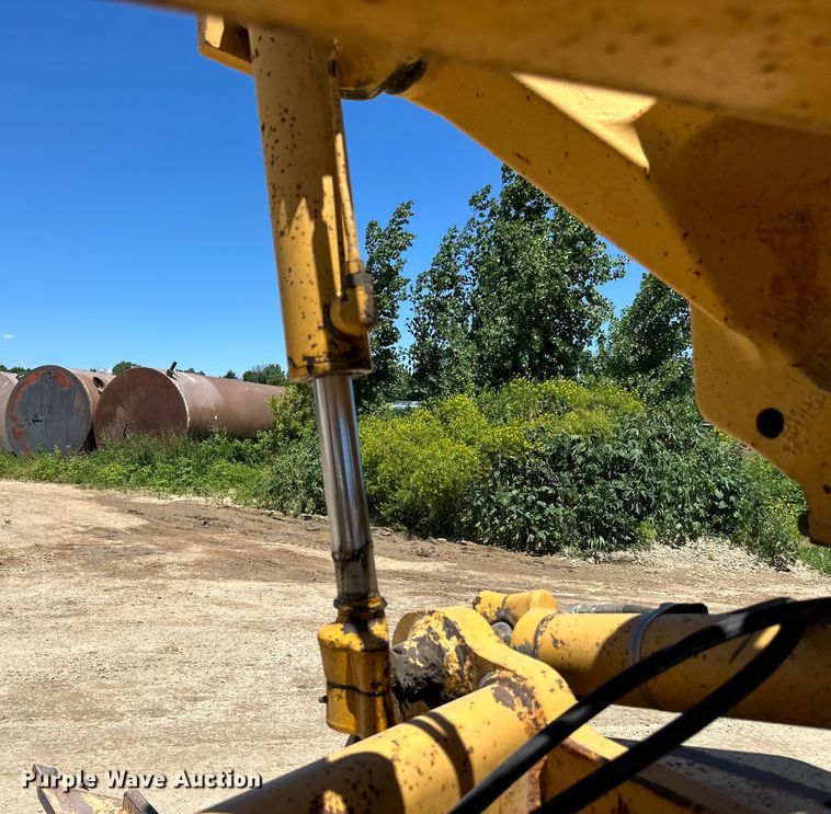 image for item DP8403 1995 John Deere 772BH rigid frame motor grader