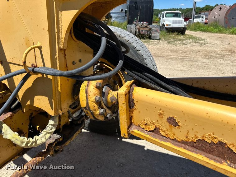 image for item DP8403 1995 John Deere 772BH rigid frame motor grader