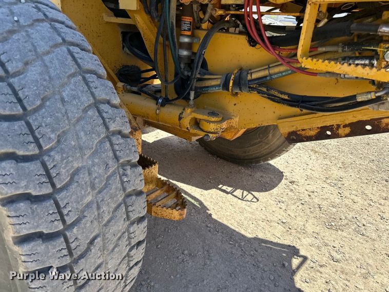 image for item DP8403 1995 John Deere 772BH rigid frame motor grader