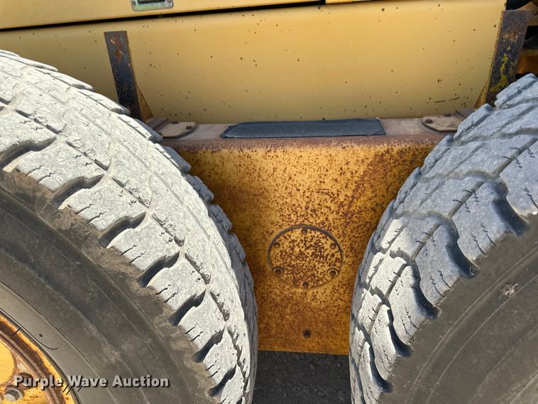 image for item DP8403 1995 John Deere 772BH rigid frame motor grader