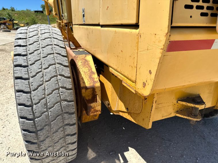 image for item DP8403 1995 John Deere 772BH rigid frame motor grader