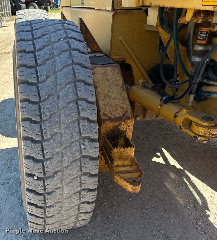 image for item DP8403 1995 John Deere 772BH rigid frame motor grader