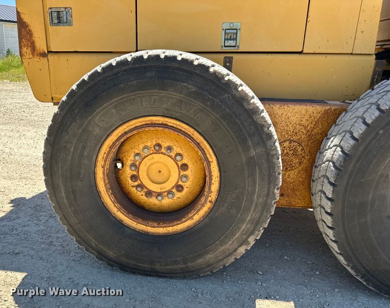 image for item DP8403 1995 John Deere 772BH rigid frame motor grader