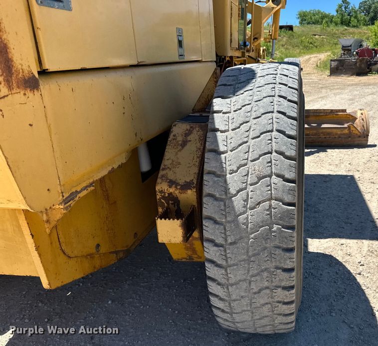 image for item DP8403 1995 John Deere 772BH rigid frame motor grader