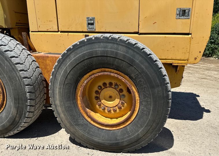 image for item DP8403 1995 John Deere 772BH rigid frame motor grader