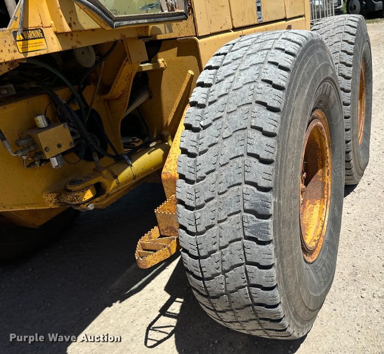 image for item DP8403 1995 John Deere 772BH rigid frame motor grader