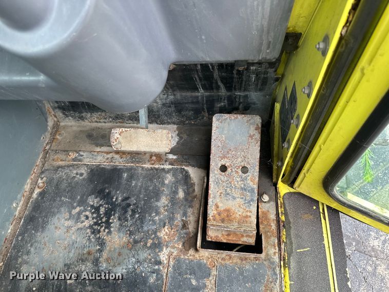 image for item DP8420 2004 Elgin Pellican Series P street sweeper