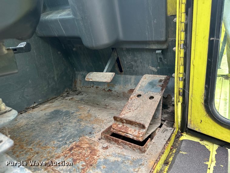 image for item DP8422 2004 Elgin  Pellican Series P street sweeper 