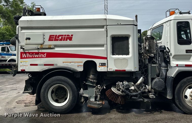 image for item DP8423 2009 GMC T7500 street sweeper truck