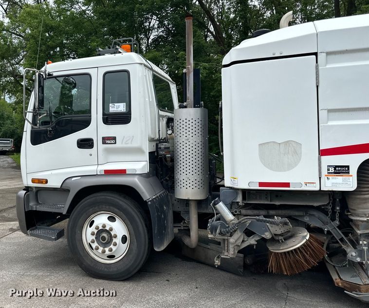 image for item DP8423 2009 GMC T7500 street sweeper truck